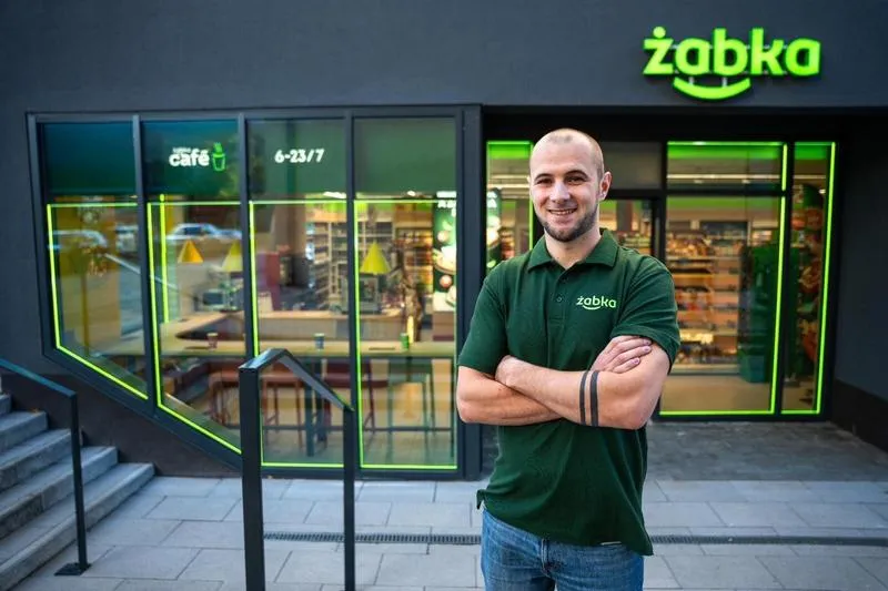 Ile można zarobić w Żabce? Przegląd wynagrodzeń w sklepach w Polsce