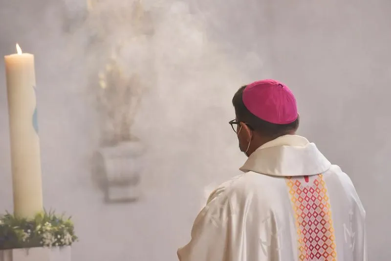 Zarobki biskupa pomocniczego – ile naprawdę można zarobić w Kościele?