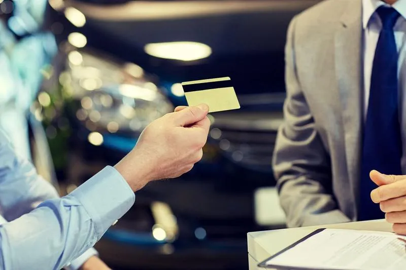 Karta zbliżeniowa w bankomacie