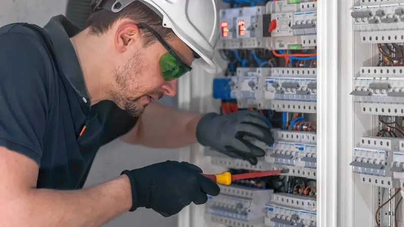 Zarobki elektryka w Polsce